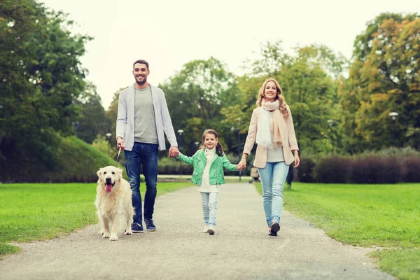 Lycklig familj med Labrador Retriever Dog i Park — Stockfoto