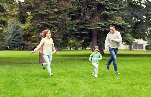 Familia feliz caminando en el parque de verano — Foto de Stock