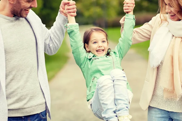 Famille heureuse marchant dans le parc d'été et s'amusant — Photo