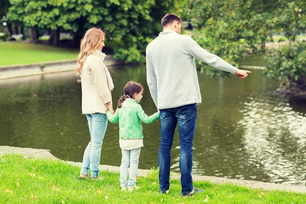 Passeggiata in famiglia nel parco estivo — Foto Stock