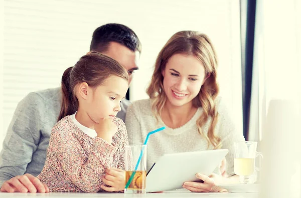 Família feliz com tablet pc no restaurante — Fotografia de Stock