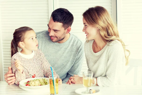 Glückliche Familie beim Abendessen im Restaurant oder Café — Stockfoto