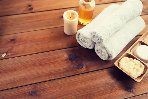 Close up of natural cosmetics and bath towels — Stock Photo, Image