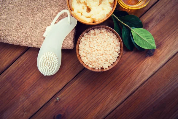 Close up of himalayan salt with brush and towel — Stock Photo, Image