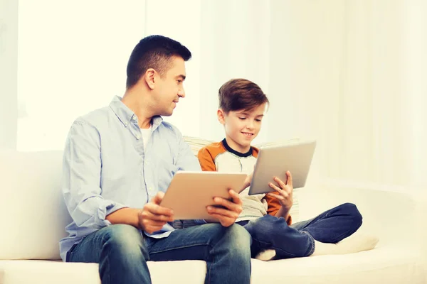 Szczęśliwy ojciec i syn z komputera typu tablet w domu — Zdjęcie stockowe