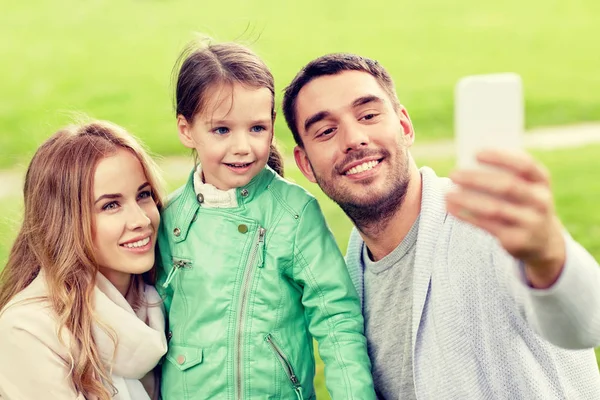 Boldog családi figyelembe selfie a smartphone a szabadban Stock Fotó