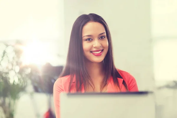 Mujer africana feliz con ordenador portátil en la oficina — Foto de Stock