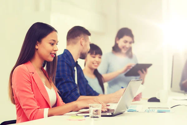 Lykkelig kvinne over kreativ arbeidsgruppe – stockfoto