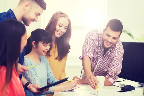 Gelukkig creatieve team of studenten die werken op kantoor — Stockfoto