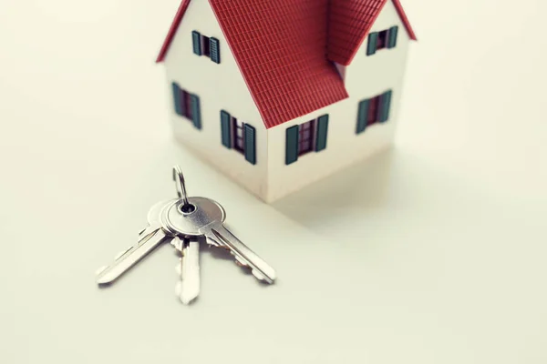 가정 모델 및 집 열쇠 닫습니다 — 스톡 사진
