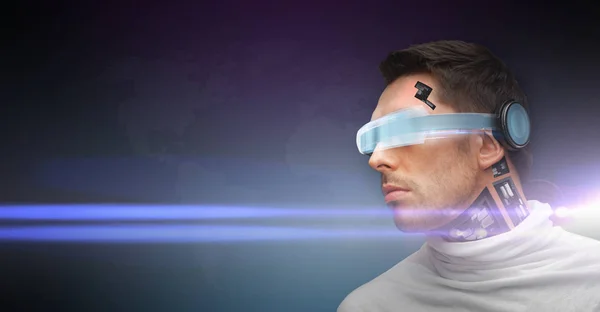 Hombre con gafas y sensores futuristas — Foto de Stock