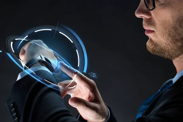 Close up de homem de negócios com smartwatch — Fotografia de Stock