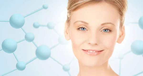 Vacker ung kvinna ansikte med molekyler — Stockfoto