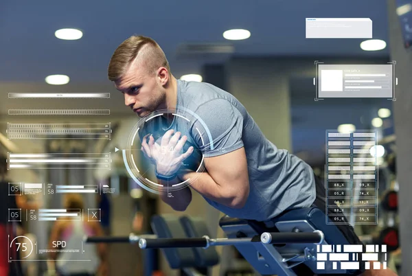 Jeune homme fléchissant les muscles du dos sur le banc de gym — Photo