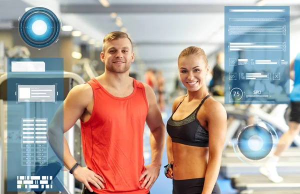 Smiling man and woman in gym — Stock Photo, Image