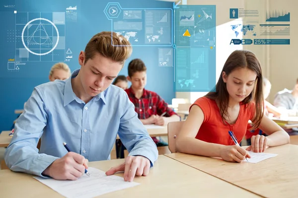 Groupe d'étudiants avec des livres écrit test scolaire — Photo