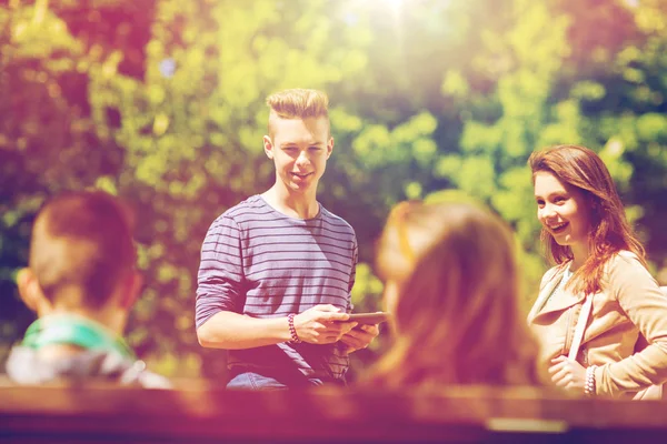 Groep tiener studenten met tablet pc outoors — Stockfoto