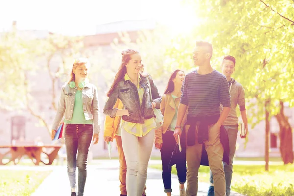 Ομάδα ευτυχισμένος έφηβων μαθητών περπάτημα σε εξωτερικούς χώρους — Φωτογραφία Αρχείου