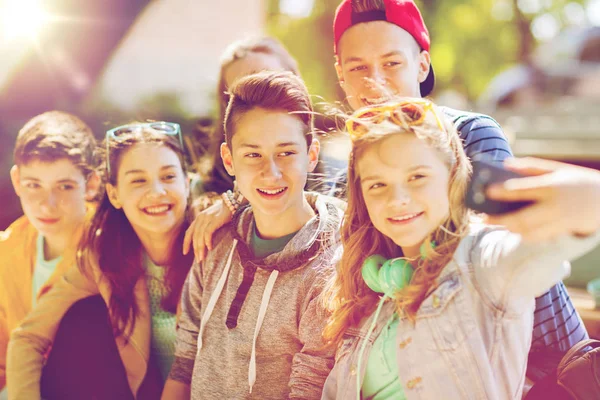 Adolescentes felizes estudantes tirando selfie por smartphone — Fotografia de Stock