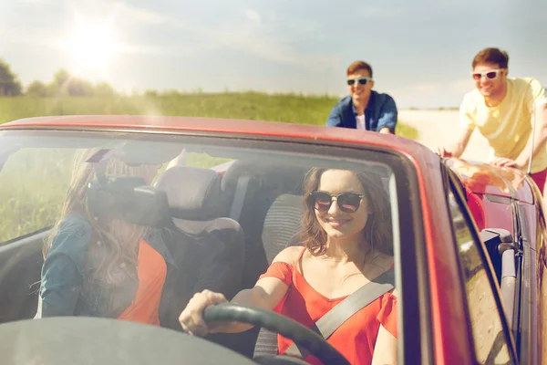 Happy vänner driver trasiga cabriolet bil — Stockfoto