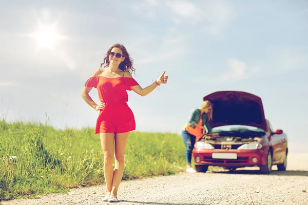 Mujeres con coche roto autostop en el campo —  Fotos de Stock