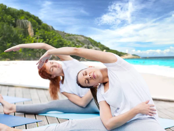 Mujeres haciendo ejercicios de yoga al aire libre —  Fotos de Stock