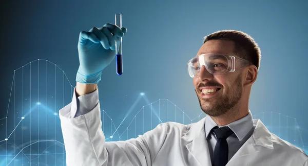 Vědec v brýle s zkumavky a diagram — Stock fotografie
