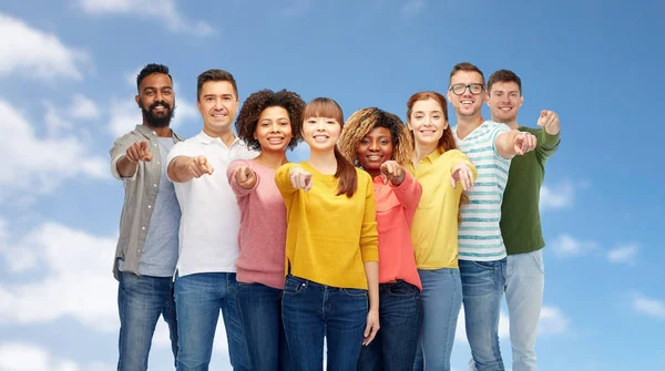 Internationale groep mensen wijzen op je — Stockfoto