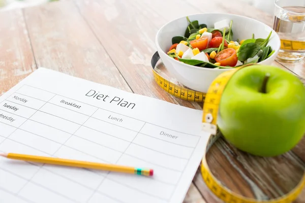 Close up of diet plan and food on table — Stock Photo, Image
