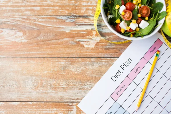 Nahaufnahme von Ernährungsplan und Lebensmitteln auf dem Tisch — Stockfoto