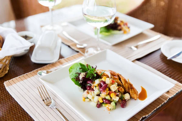 Close-up de comida no prato no restaurante — Fotografia de Stock