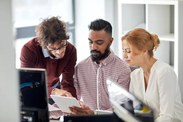 Equipo de negocios con Tablet PC en la oficina — Foto de Stock