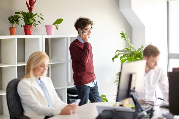 Business team med smartphones på kontoret — Stockfoto