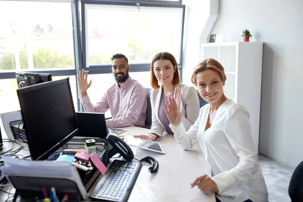 Бизнес-команда размахивает руками в офисе — стоковое фото