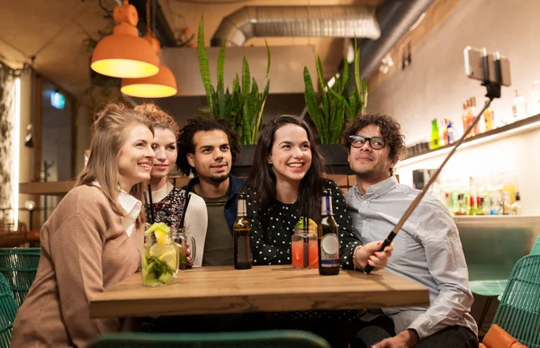 Amici che prendono selfie da smartphone al bar o al caffè — Foto Stock