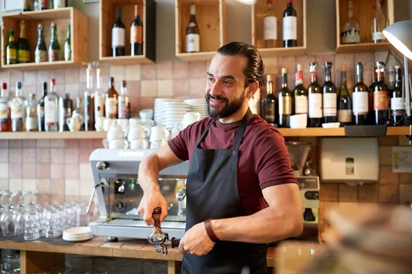 Barista com titular e adulteração fazendo no café — Fotografia de Stock