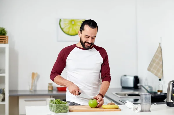 Людина з блендером і фруктами готує на домашній кухні — стокове фото