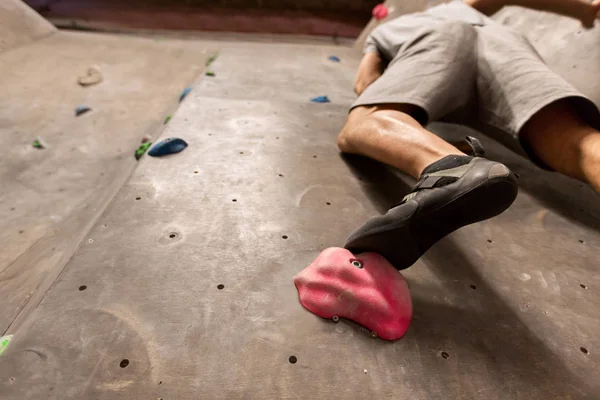 Pied de l'homme faisant de l'exercice à la salle d'escalade intérieure — Photo