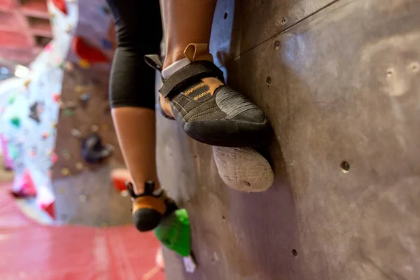 Pés de mulher se exercitando no ginásio de escalada indoor — Fotografia de Stock