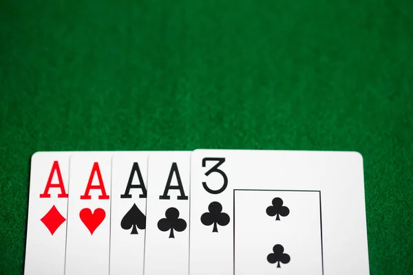 녹색 카지노 헝겊에 카드 놀이의 포커 손 — 스톡 사진