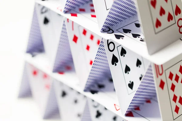 Casa de jogar cartas sobre fundo branco — Fotografia de Stock
