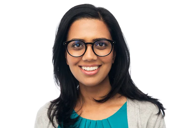 Gelukkig glimlachen jong indisch vrouw in bril — Stockfoto