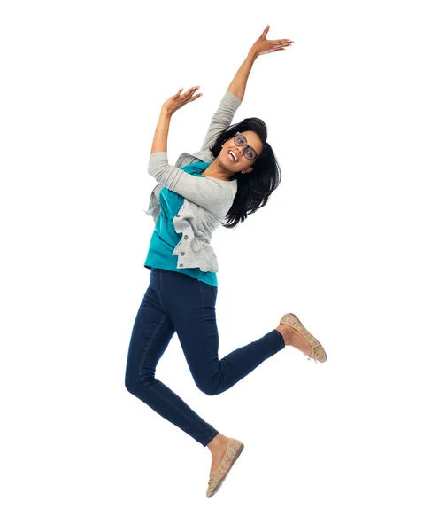 Usmívající se mladá indická žena skákající ve vzduchu — Stock fotografie