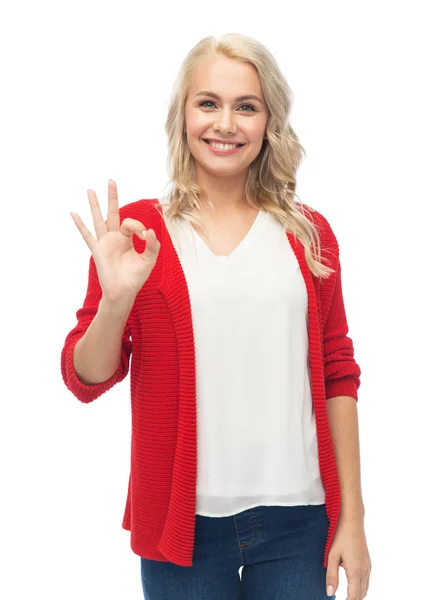 Glücklich lächelnde junge Frau zeigt ok Handzeichen — Stockfoto