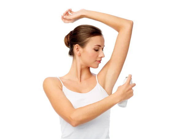 Kobieta z dezodorantem antyperspirantowym na białym — Zdjęcie stockowe