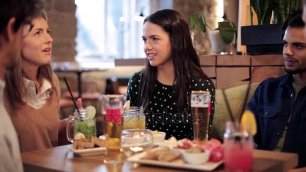 Happy vrienden eten en drinken bij bar of café — Stockvideo