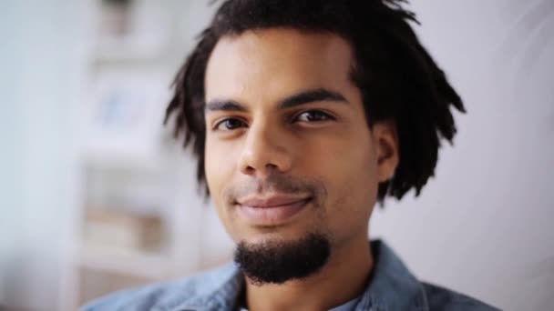 Visage de sourire heureux afro américain homme à la maison — Video