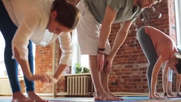 Groep mensen die yoga oefeningen in de sportschool — Stockvideo