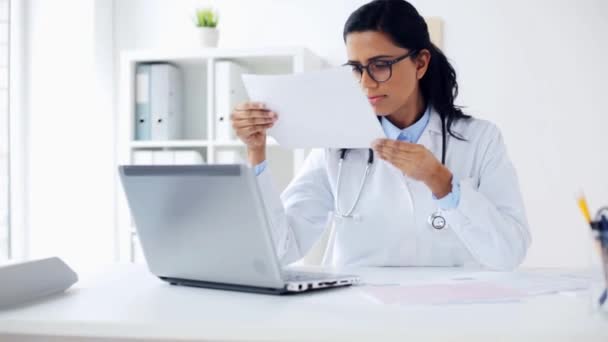 Femme médecin avec ordinateur portable et papiers à l'hôpital — Video