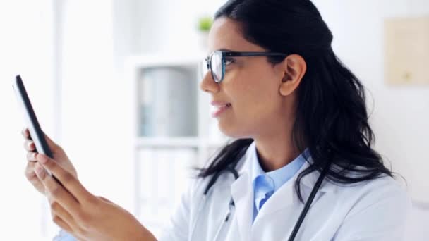 Female doctor with tablet pc at hospital — Stock Video